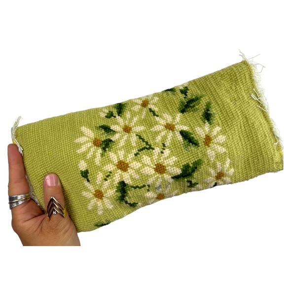 Vintage handmade upcycled designer green daisy woven clutch - Picture 2 of 6